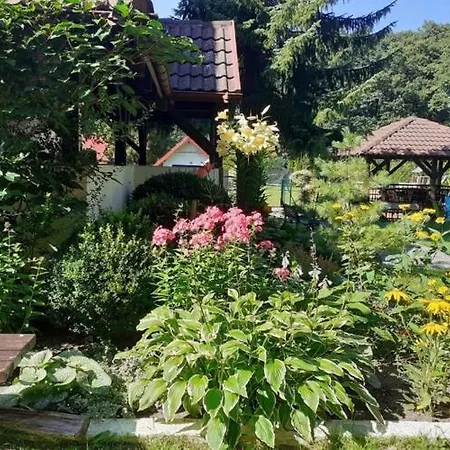 Semesterbostad Large And Comfortable With A Garden *